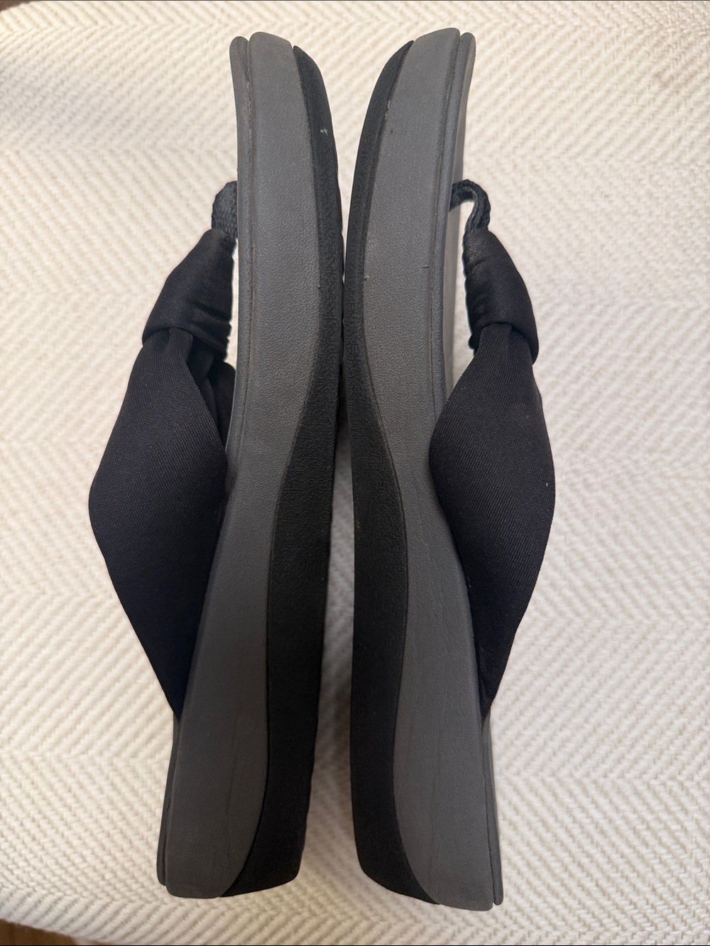 Cloudsteppers by Clarks Black Cushioned Flip Flop Sandals - Picture 3 of 5